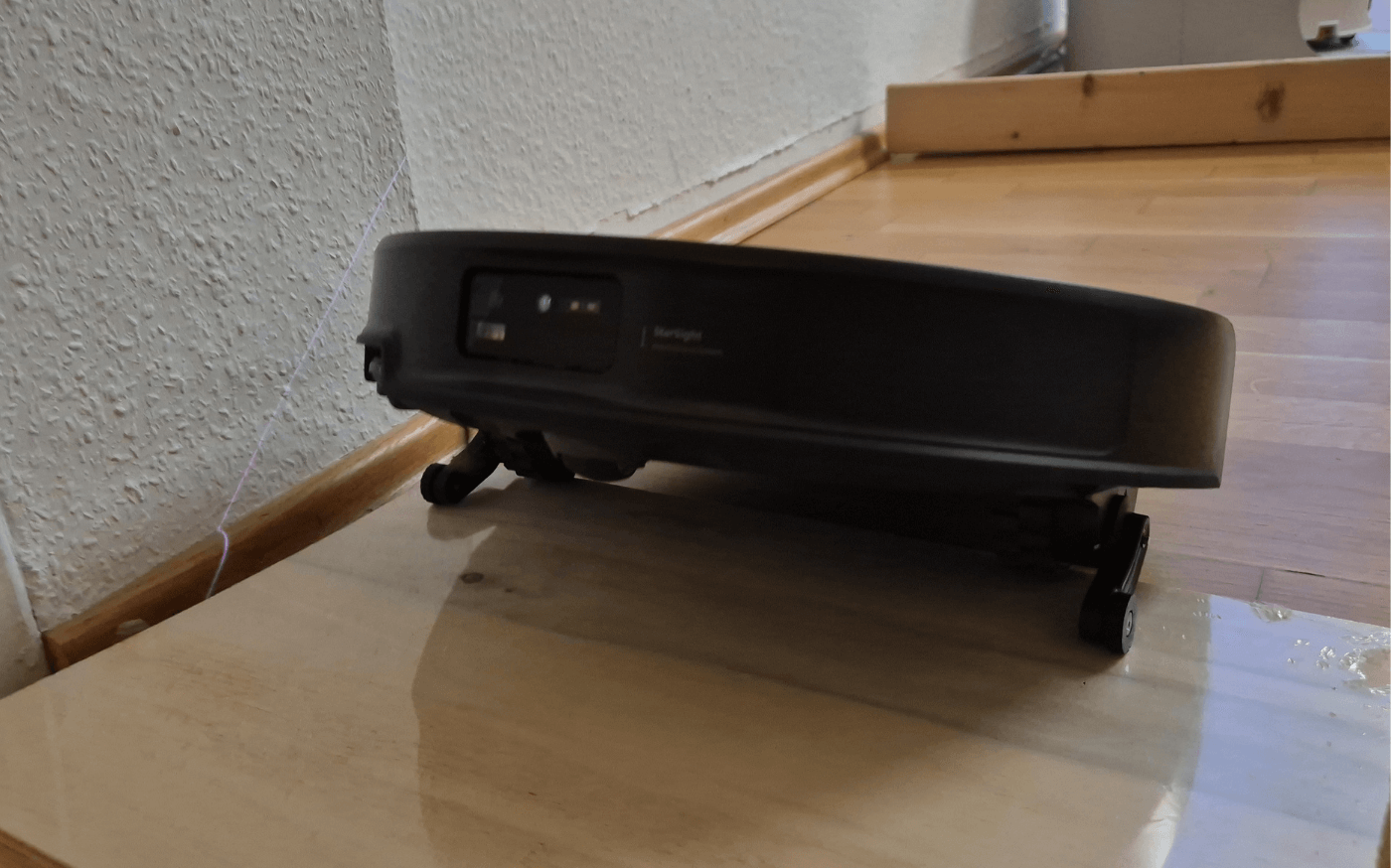 Der Roborock Saros 20 überwindet eine 4,5 cm hohe Türschwelle im Test.